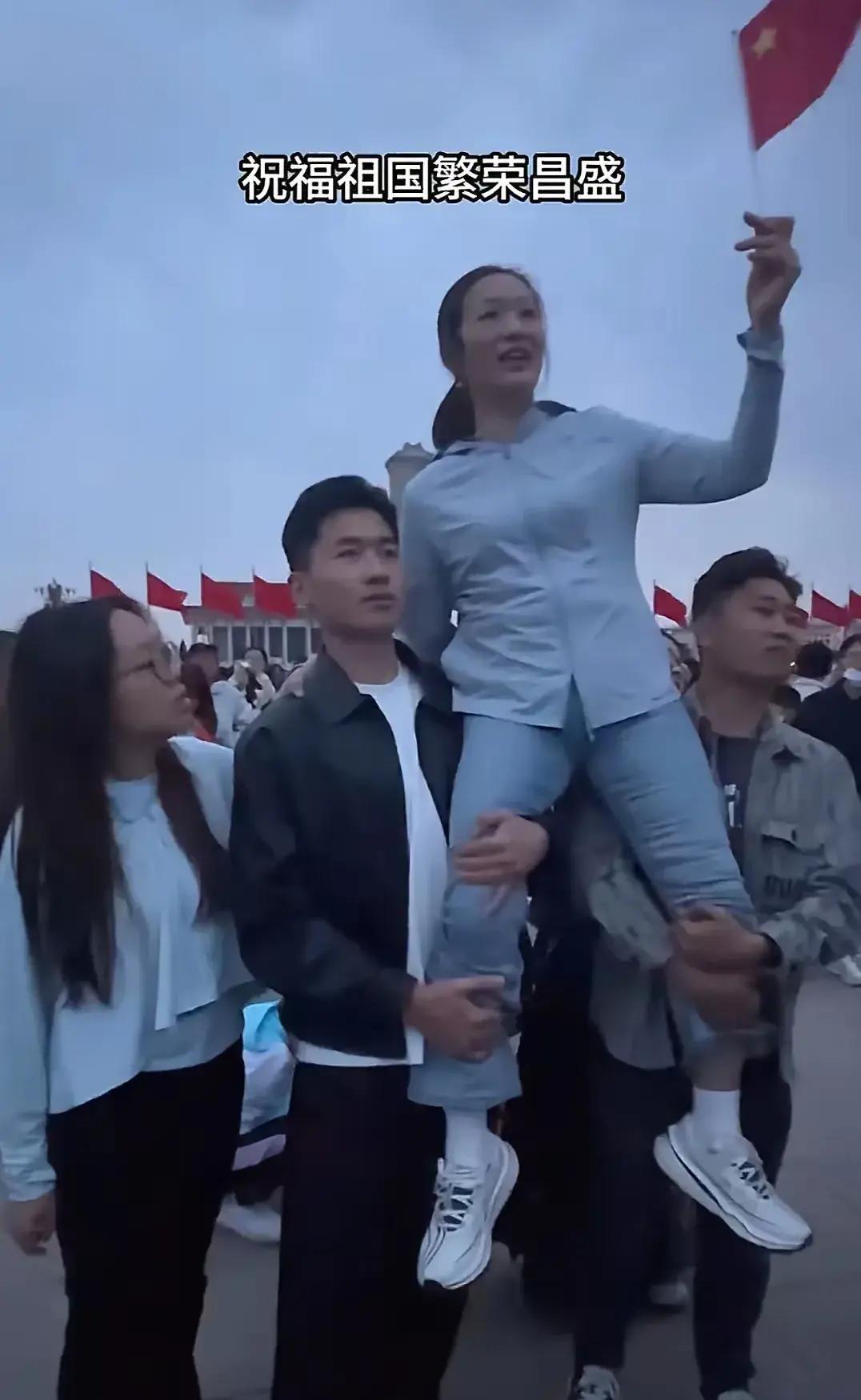 就算是为了给谢浩男的两个战友创造流量的机会也苛礁鋈思 抬一个人