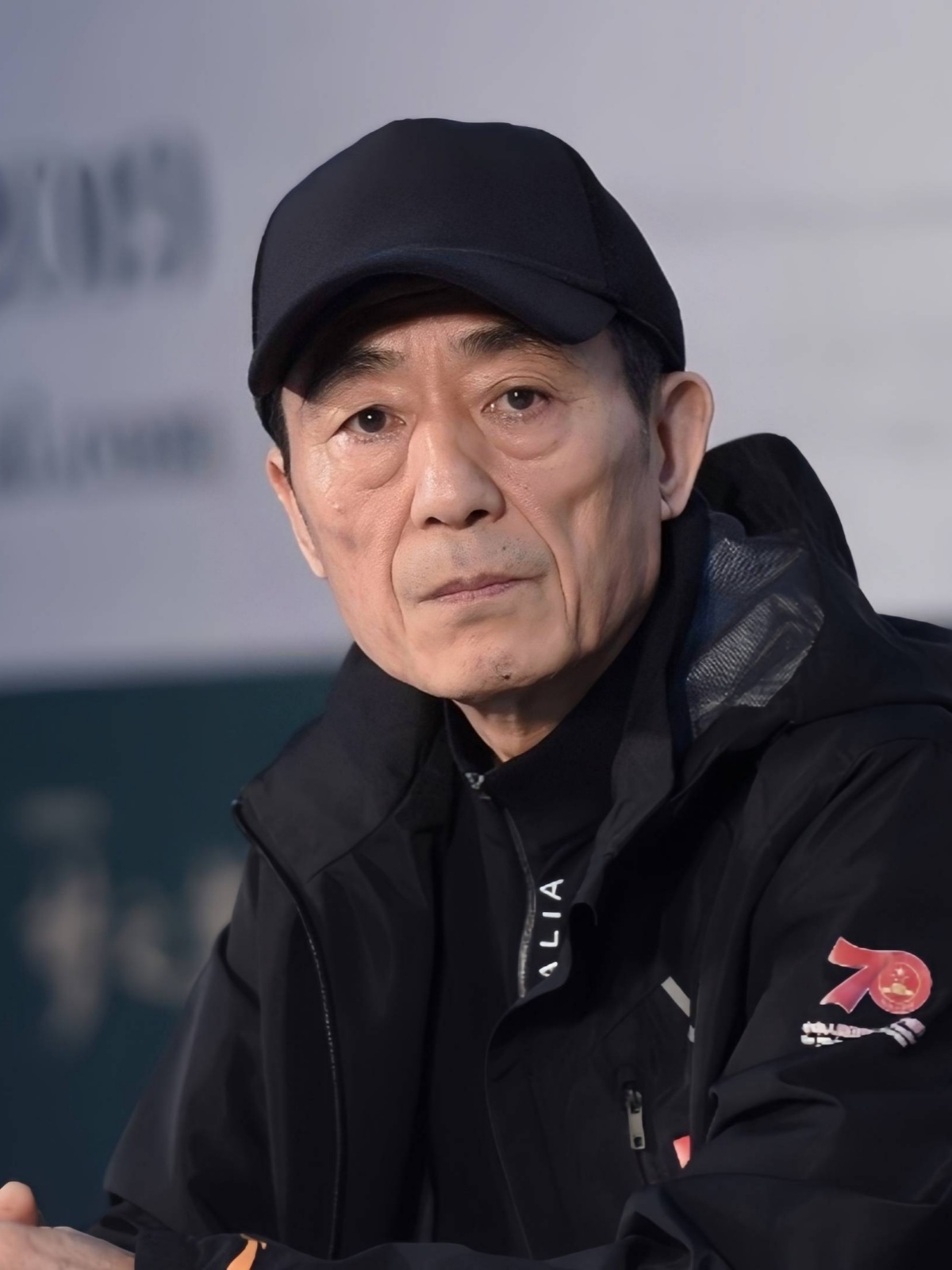 张艺谋担任巴黎奥运中国代表团领奖装备创意顾问,共创"灵龙",展现中华