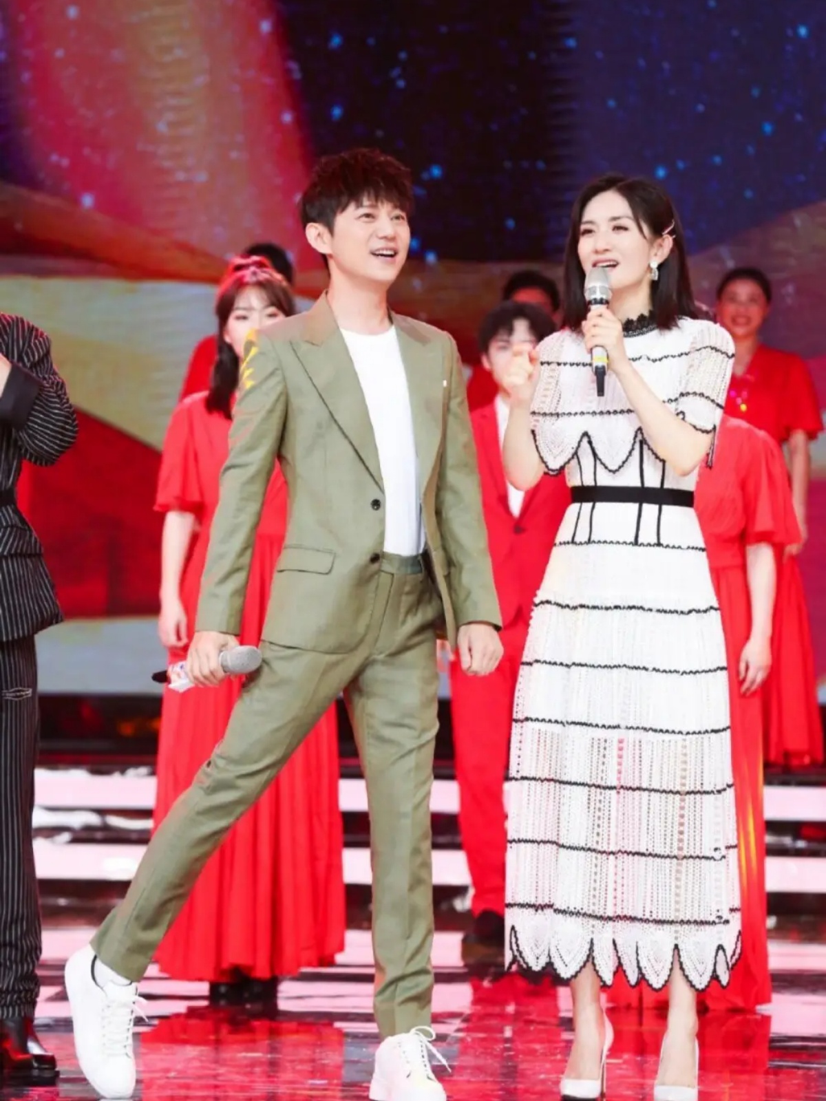 谢娜友情有何炅,爱情有张杰,人生得此知己与伴侣,实属难得.
