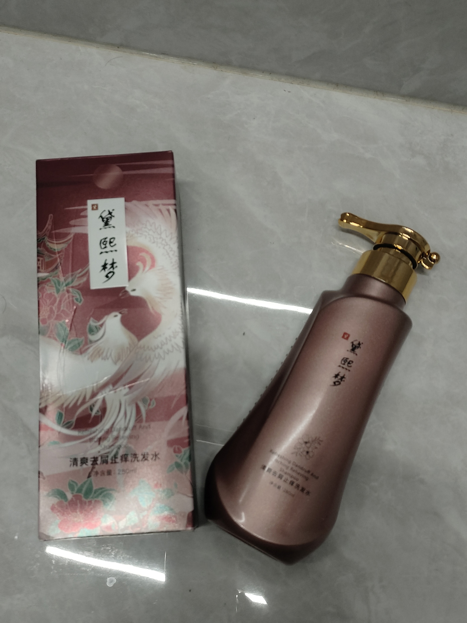 好友晓妍突然凑过来,神秘兮兮地说:"我最近发现了一款超棒的洗发水