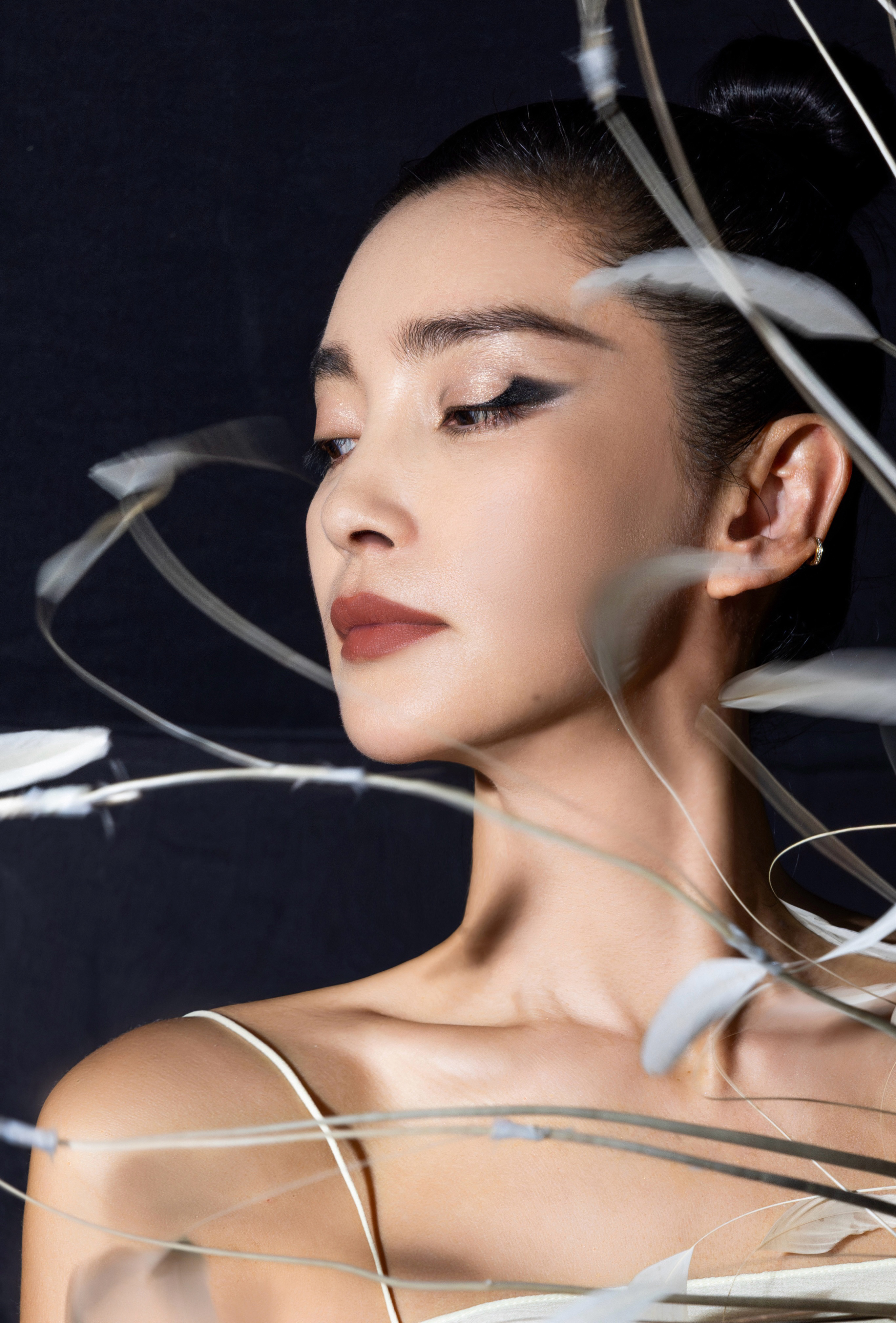 李冰冰新一组时尚大片引发热议,她的魅力展现无遗,时尚与优雅完美结合