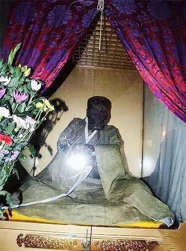 元际禅师肉身,该肉身千年不腐,散发奇香,被日本间谍渡偷走,如今被日本