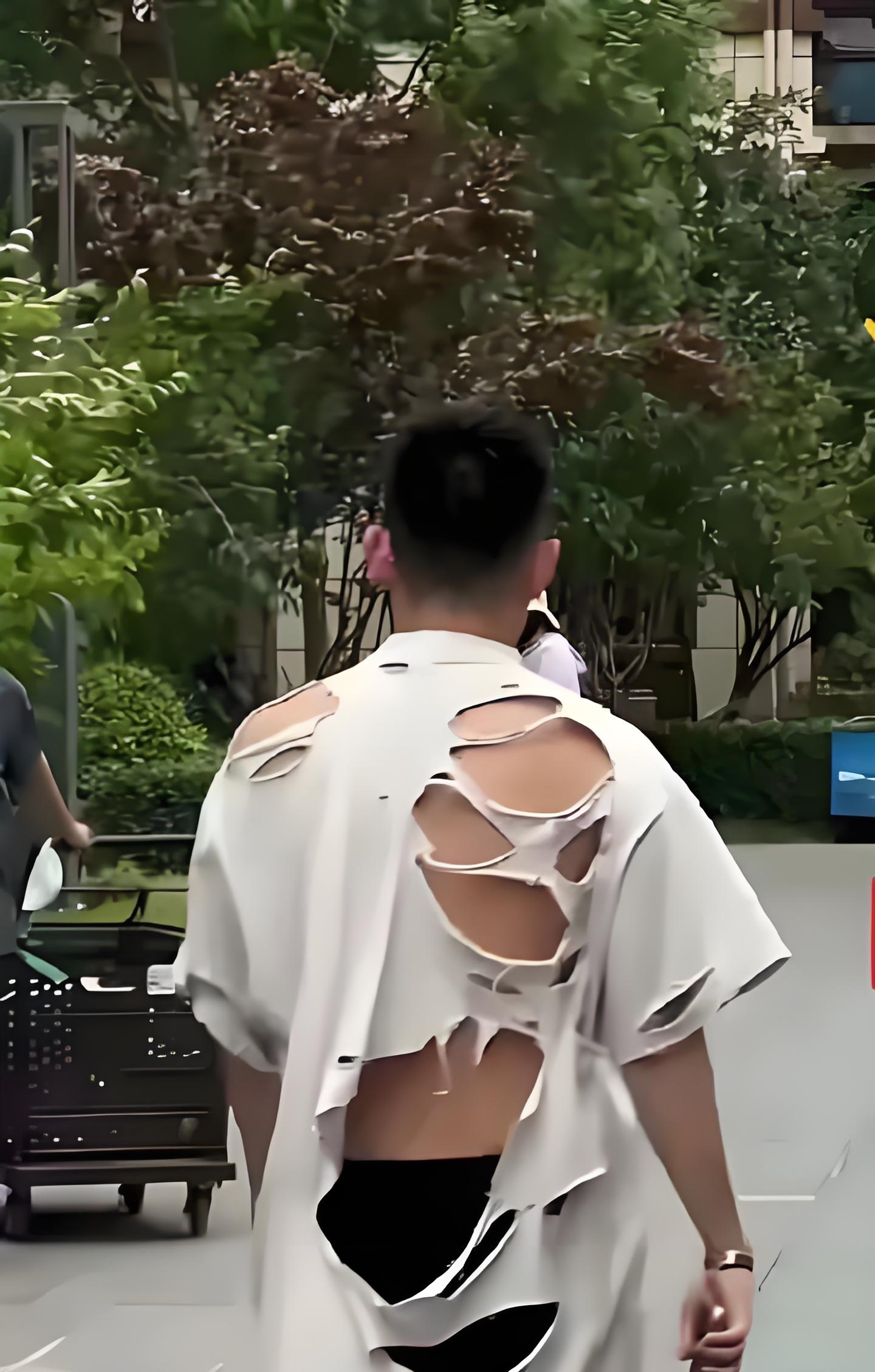 深圳一高档小区,女子发现穿破烂衣服的男子,手戴金镯脚踏花鞋,显得
