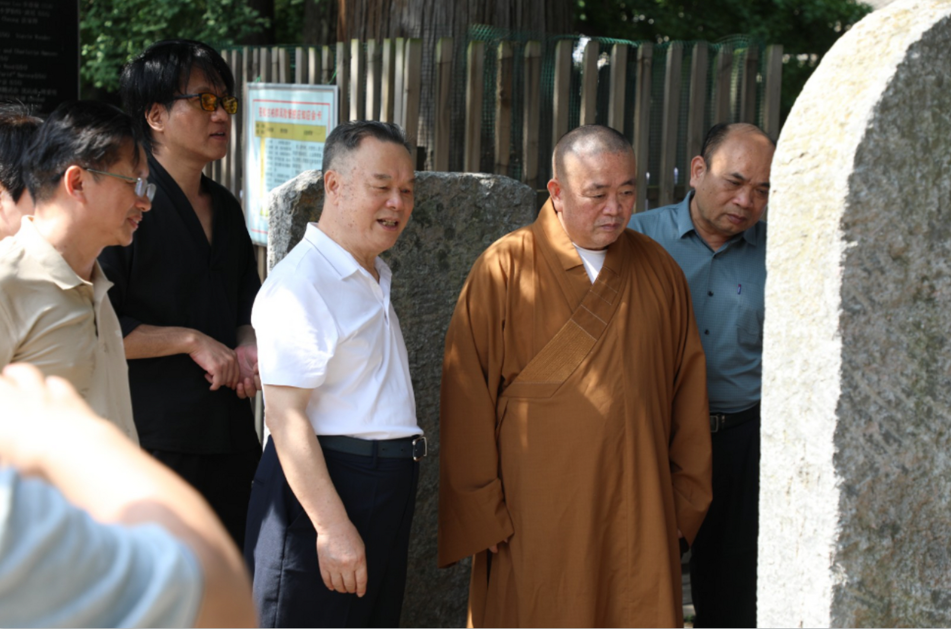 释永信近况照片:与北京大学原校长周其凤会面.