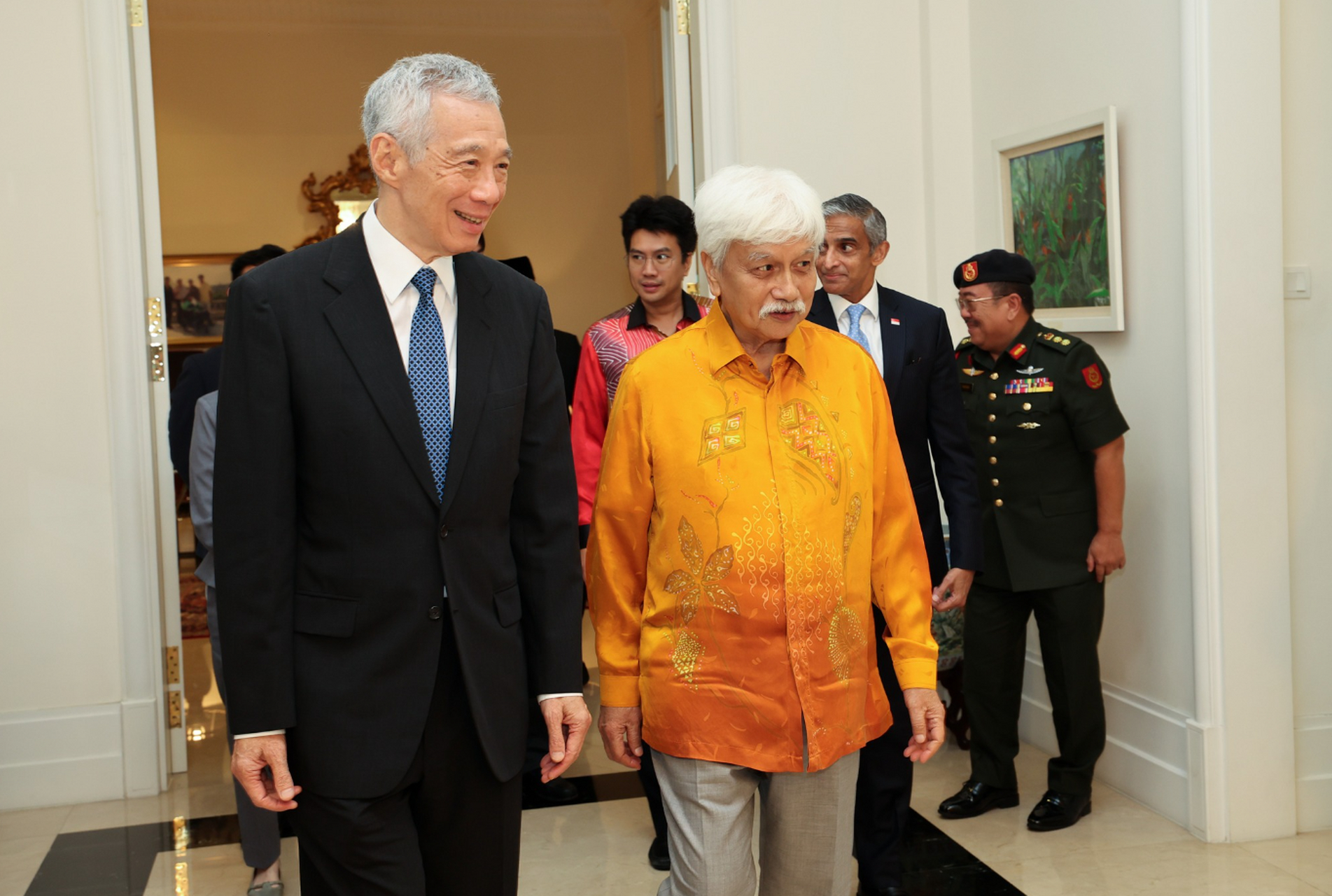 新加坡国务资政李显龙近况照片:来到马来西亚,与马来西亚最高元首