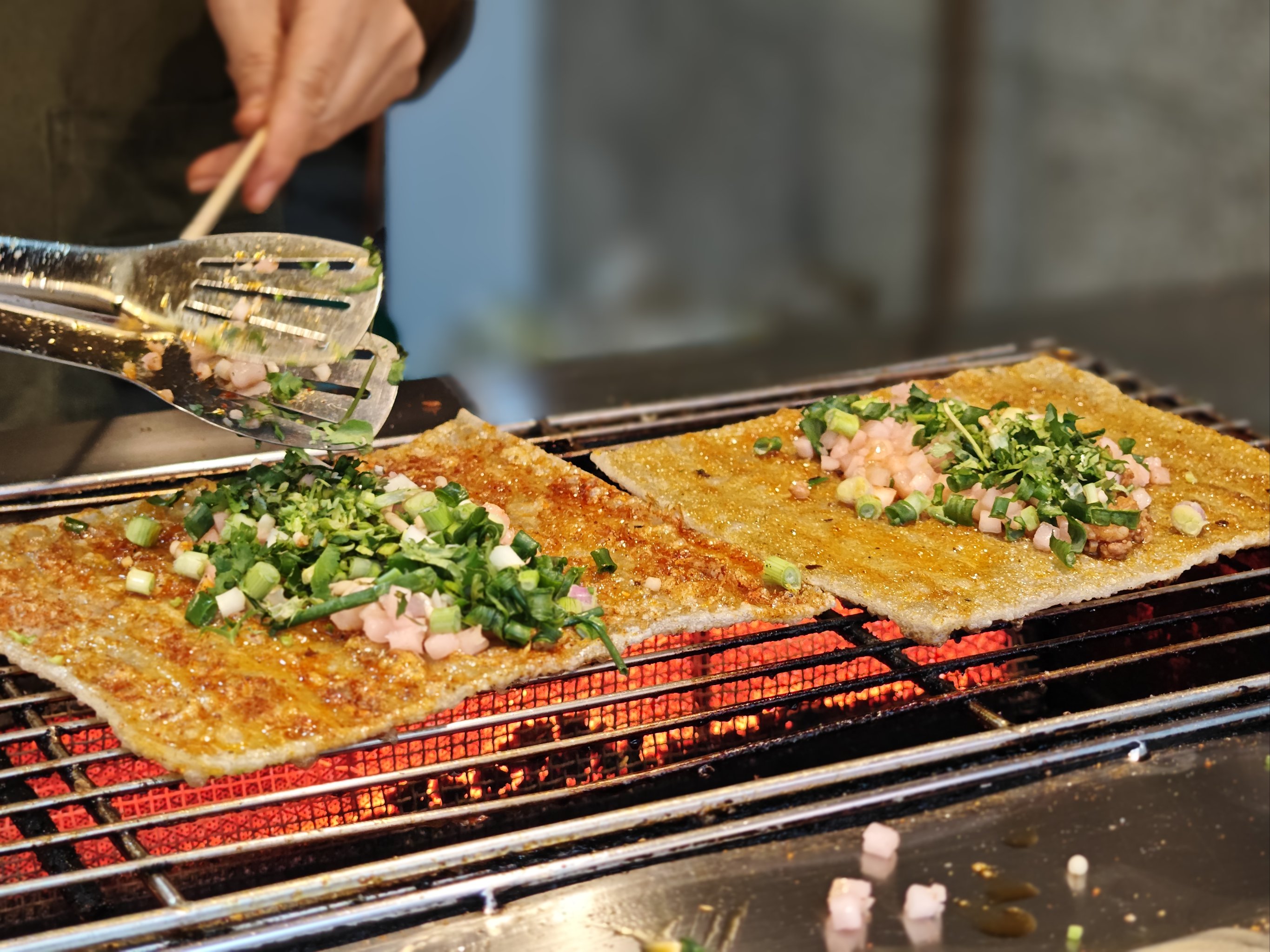 深夜油锅里的黄金甲:肥瘦相间的猪油渣烤苕皮,裹着折耳根和泡萝卜的