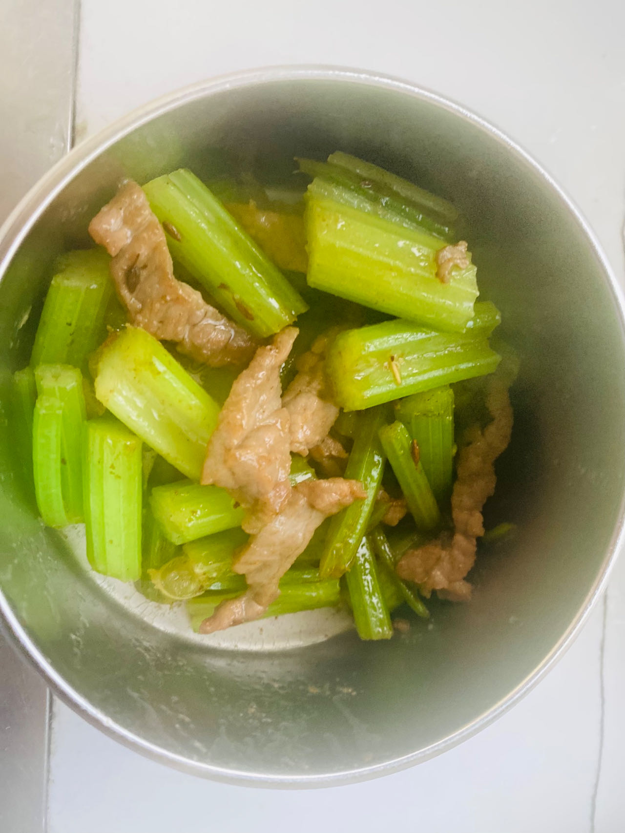 家里老人血压高所以我家餐桌上常见的一个宝藏蔬菜就是芹菜