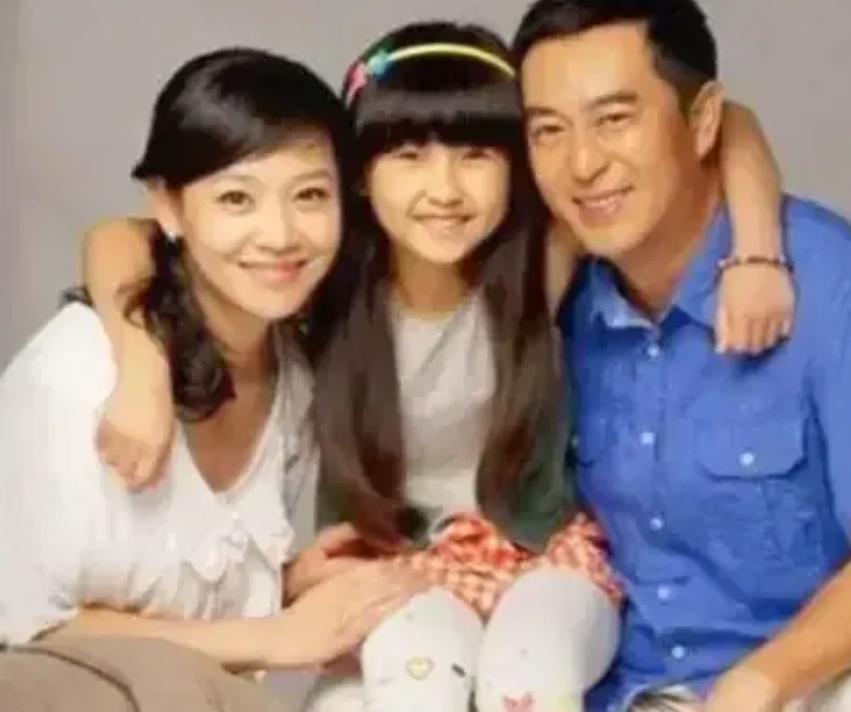 张嘉译,原名张小敬,1970年出生于陕西西安