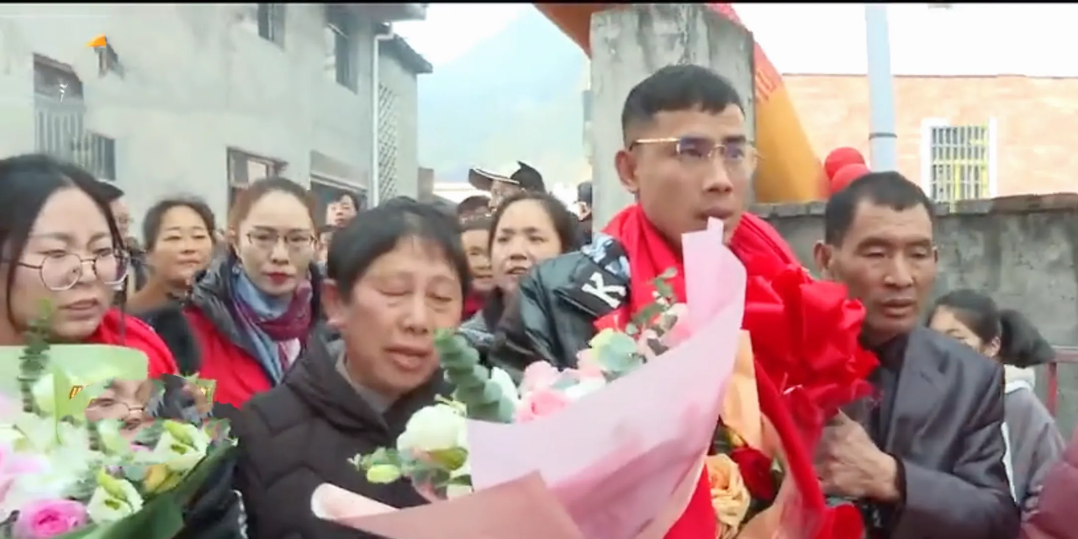 夫妻关系也跌至冰点,王芳饱受委屈却默默 王芳一家三口照片王浏芳老公