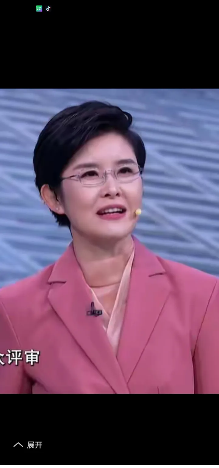 平分秋色,昨日再看主持人大赛,邹韵被王宁换了,邹韵才主持了两场就被