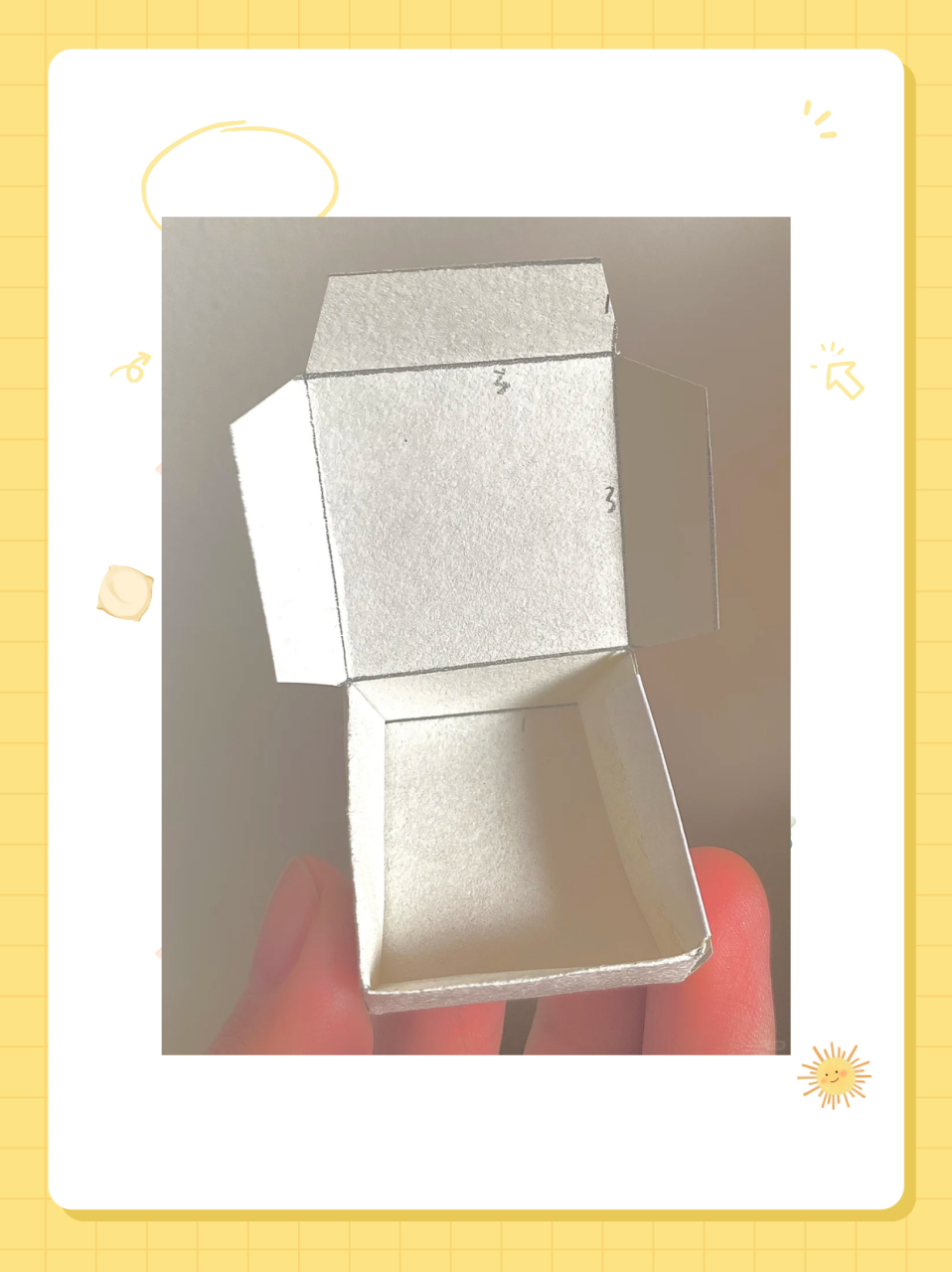 05折法步骤: 先将正方形纸张对角对折,展开后再对边对折,形成"米"