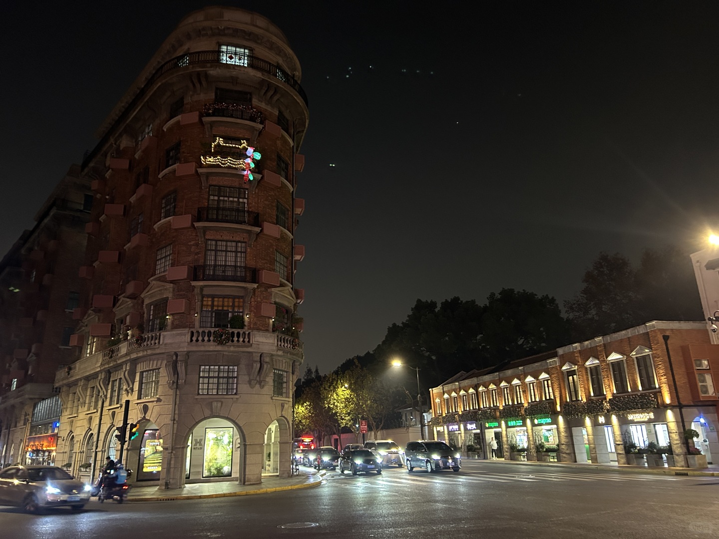武康大楼的夜景,暖光打在红砖墙上,我随拍时,仿佛穿越回旧时光