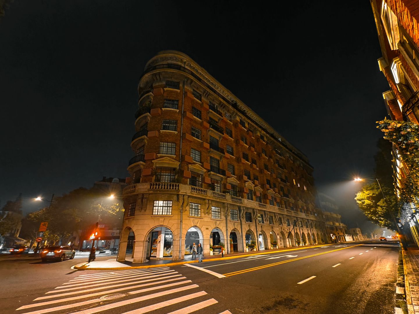 偶然在夜晚邂逅武康大楼,橘色灯光点亮它的外墙,我随拍记录这梦幻一幕