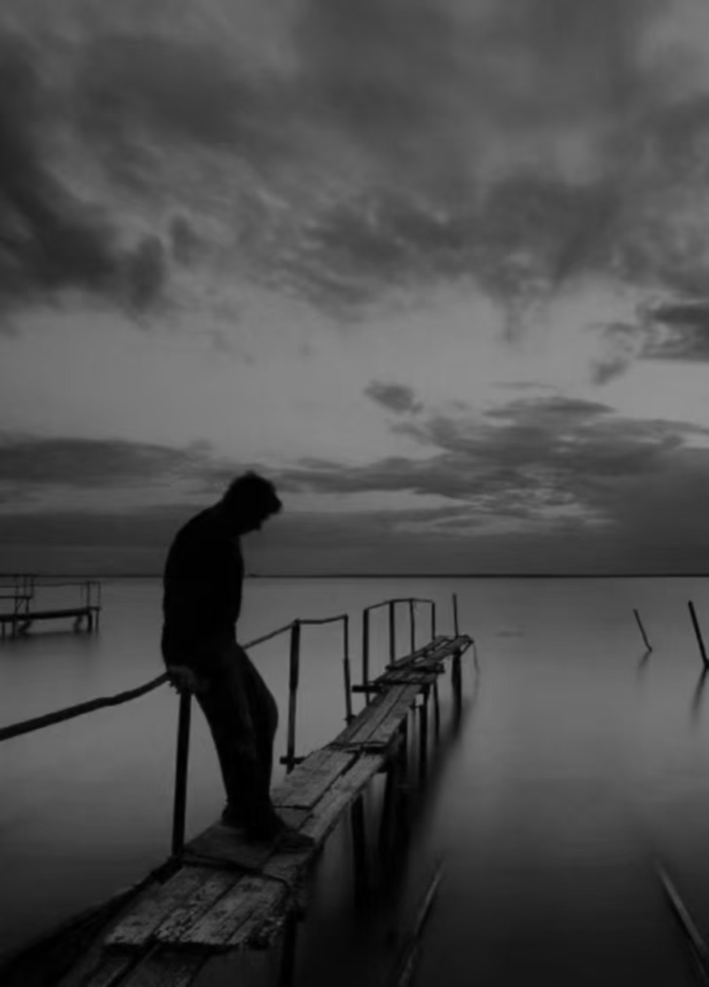 孤家寡人图片孤家寡人伤感图片忧伤的图片心情低落黑白图片绝望的背影