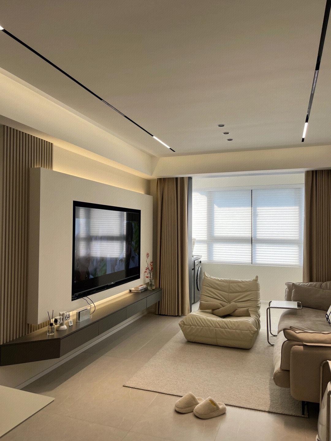 房 硬装咱就简单装瓷砖通铺杏子灰墙面 悬浮吊顶悬浮电视墙悬浮电视柜