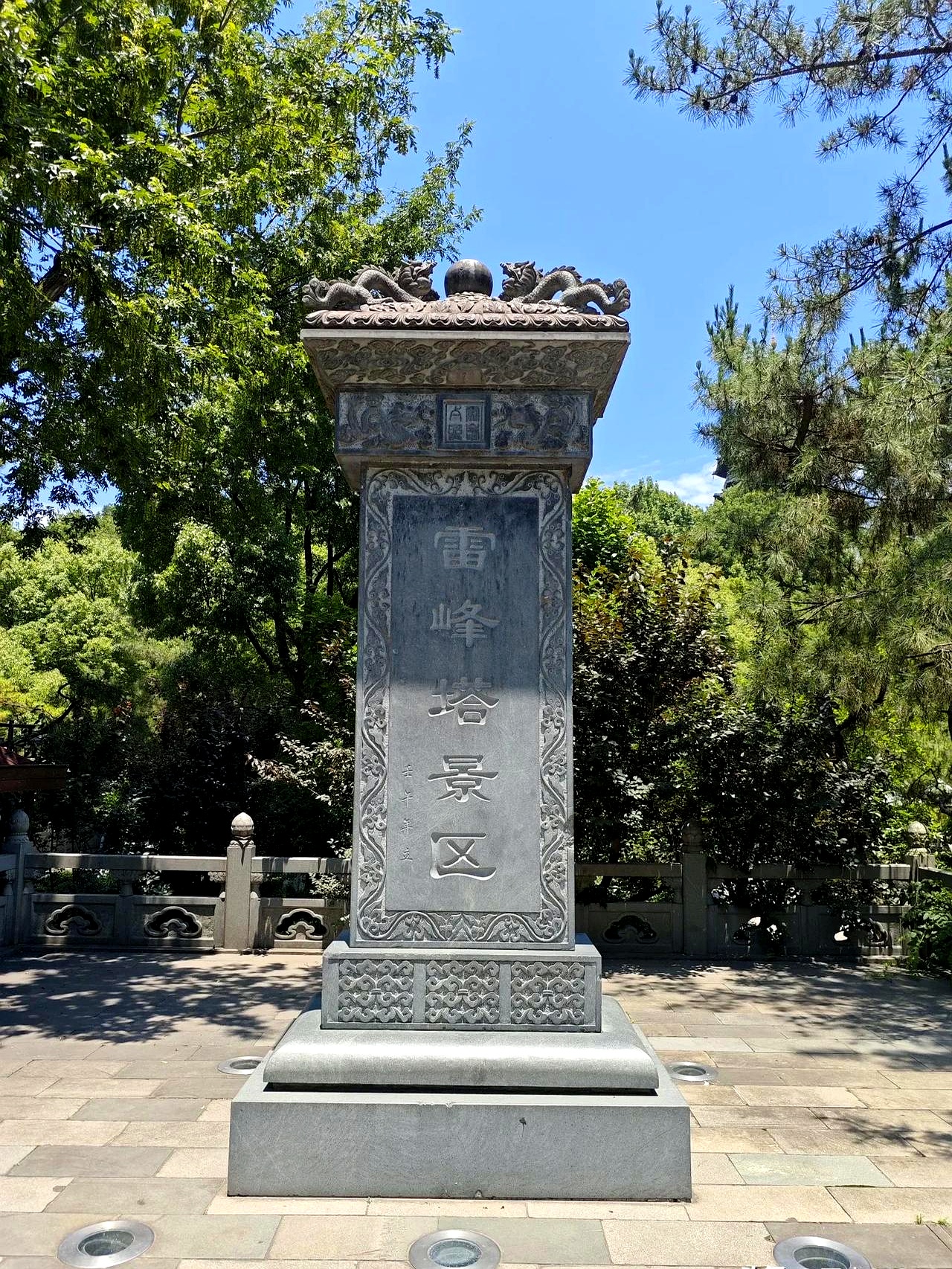 先是坐地铁3号线,然后又转9号线,晃悠了快俩小时才到上海松江站