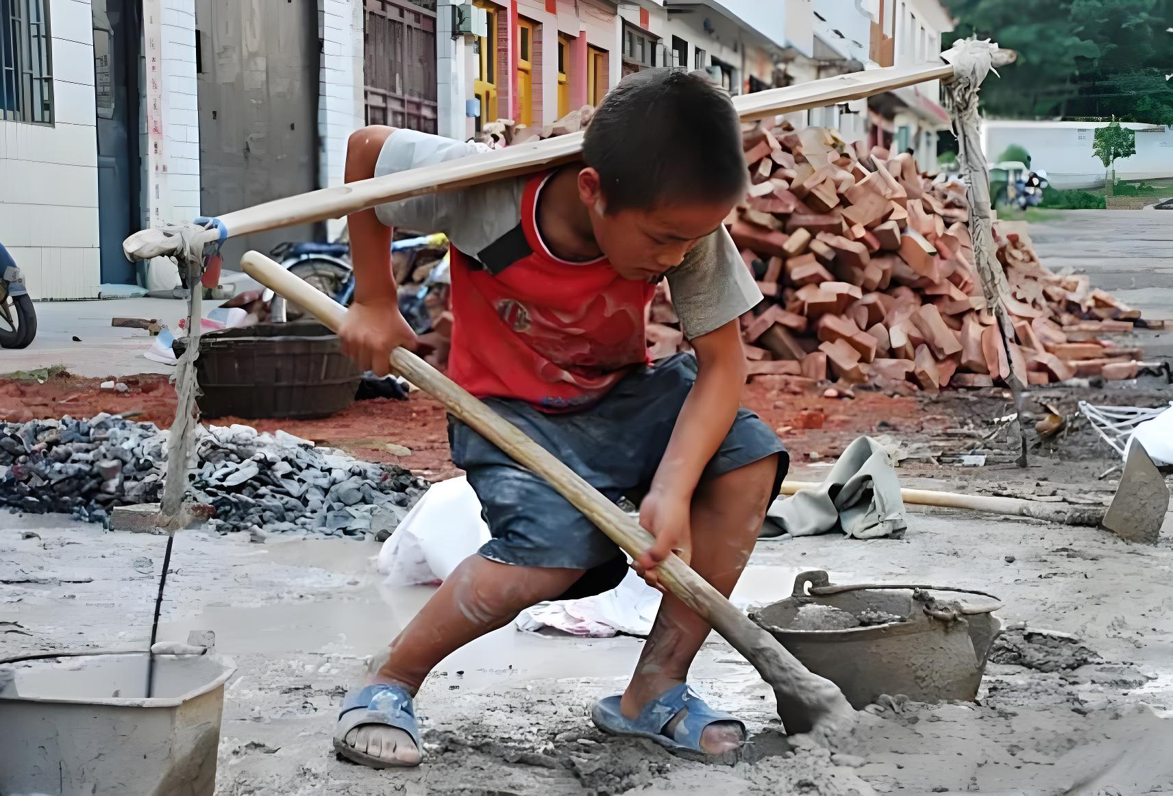 生活农村小朋友吃苦图片穷苦孩子的图片男孩子在恶劣环境中进行生大