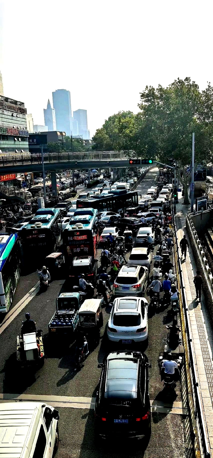 它直接"劈开"了一个堵车十几年的十字路口,让行人一分钟就能过马路