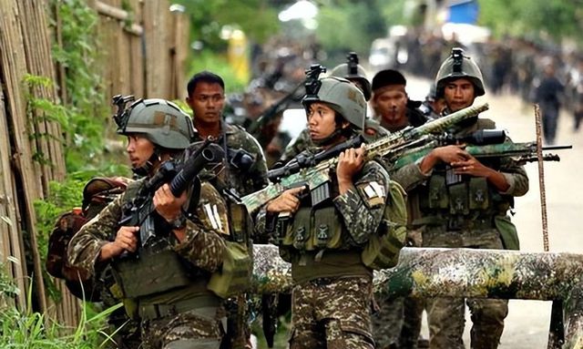 近日,菲律宾国内的左翼反对派武装"新人民军"与菲政府军在菲北部地区