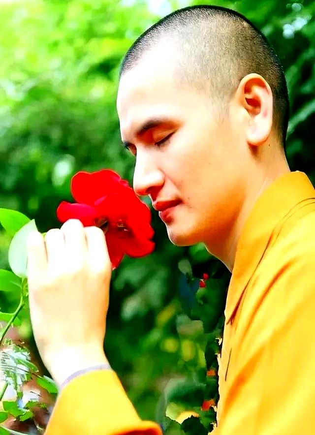 "最帅和尚"释明心:从公务员到网红住持,400万法拉利也带不走他