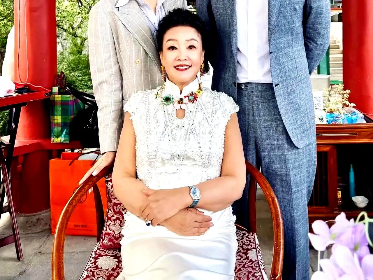 张兰在儿子汪小菲婚礼上的造型又火了!