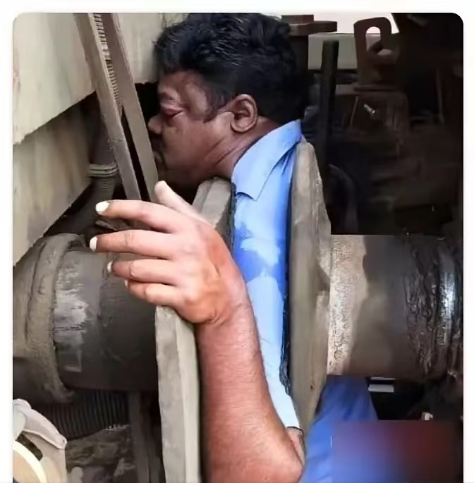 下图是印度的一个铁路工人操作失误,导致自己被火车的两节车厢压扁了