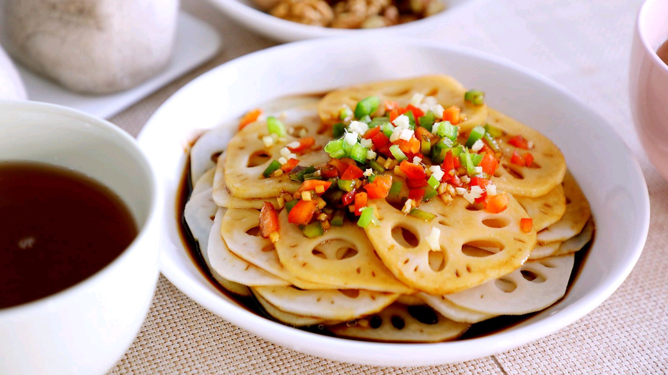 凉拌莲藕,酸辣爽脆,要想不发黑,你要这样做