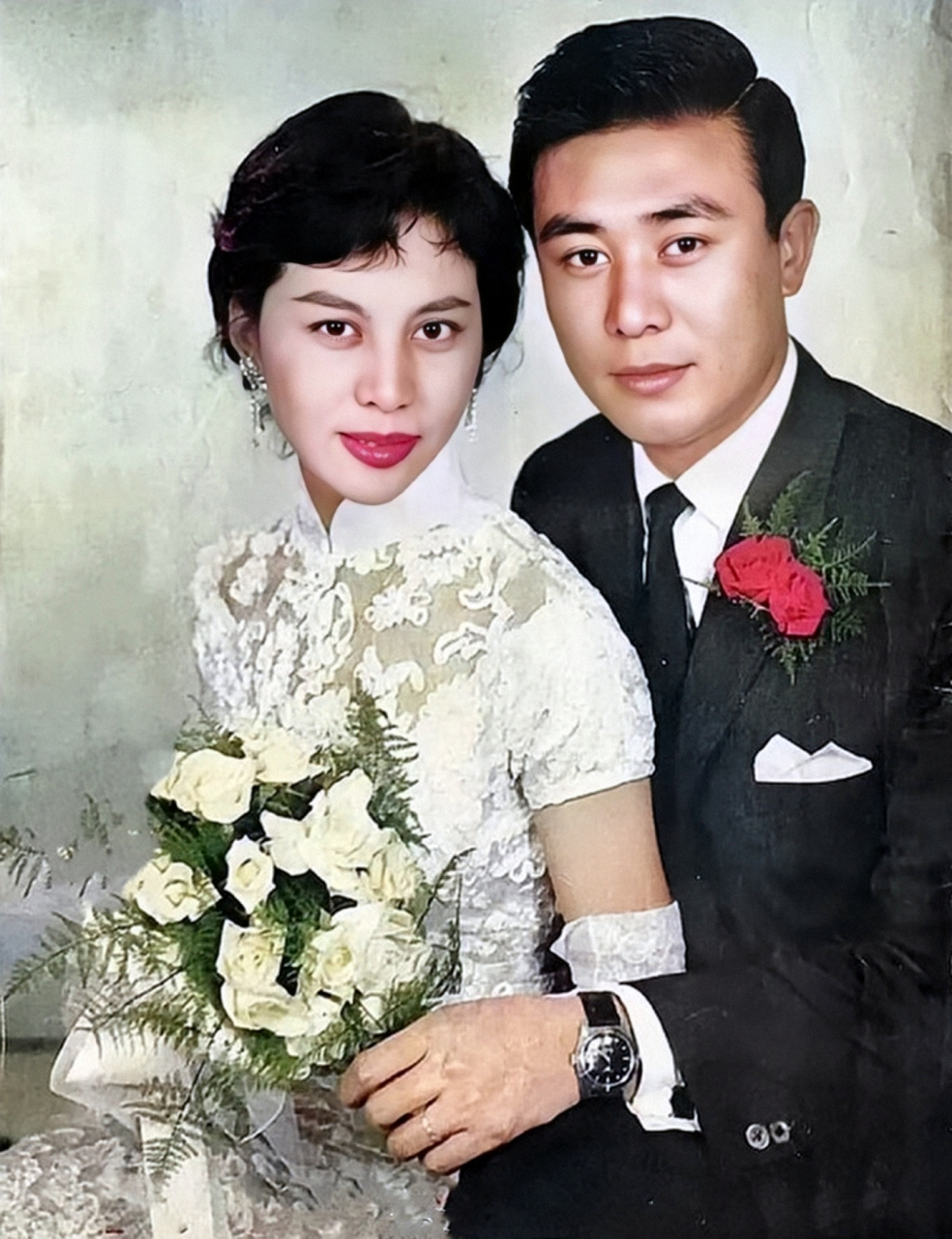 1960年,香港,关之琳父母的结婚照片,她的父亲名叫关山,母亲名叫张冰茜