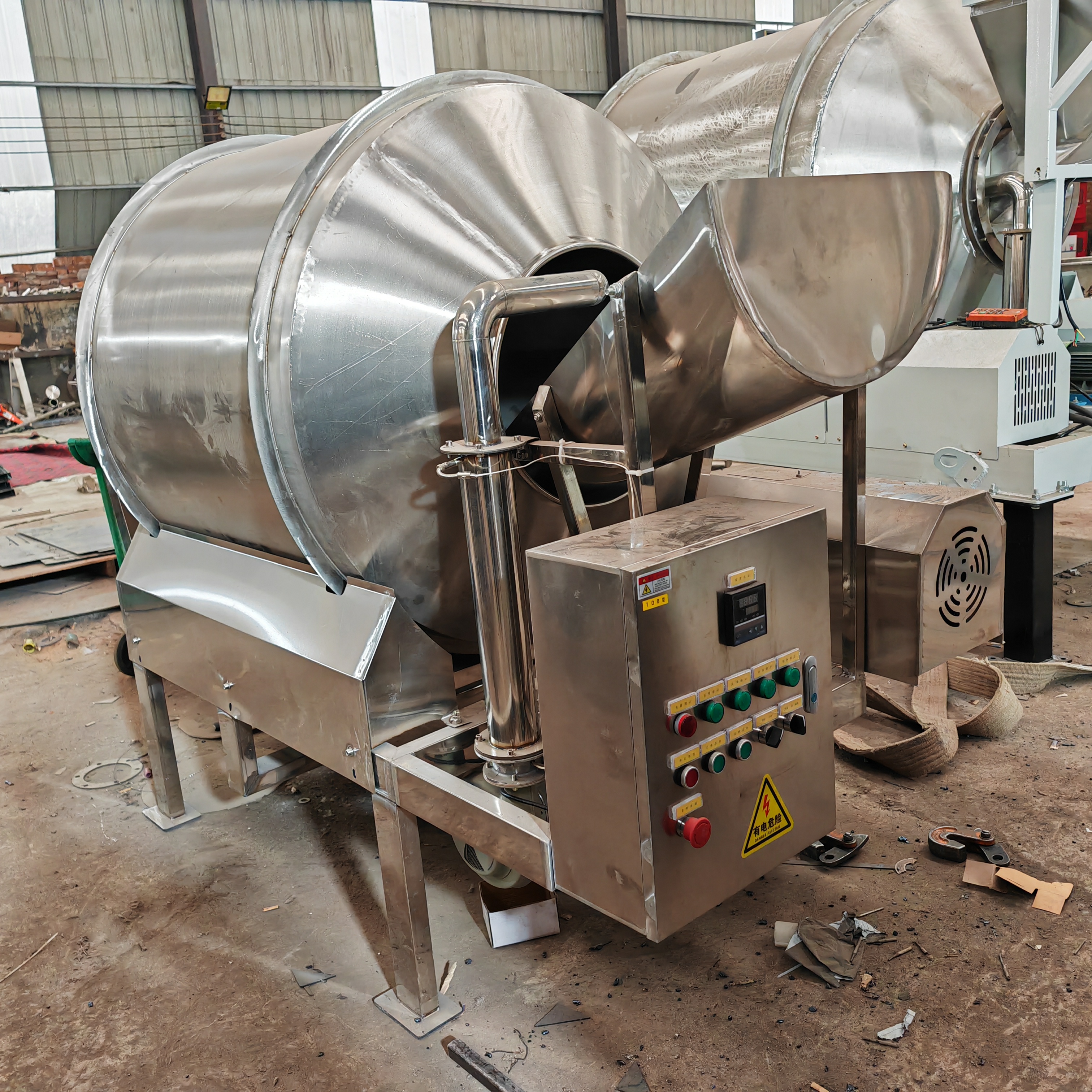 大型粉剂干粉混合机,采用滚筒式设计,前后密封效果好,采用加厚托辊