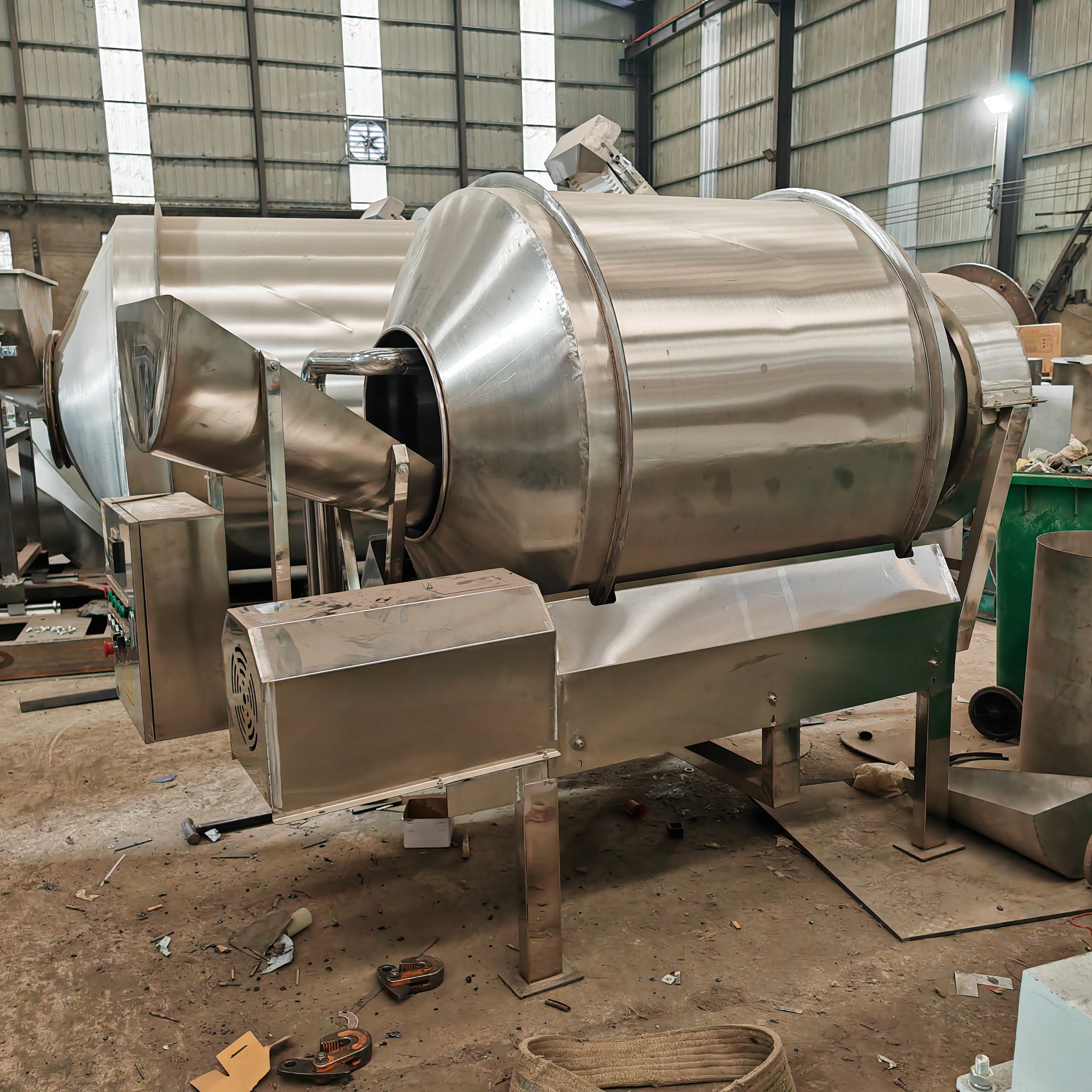 大型粉剂干粉混合机,采用滚筒式设计,前后密封效果好,采用加厚托辊