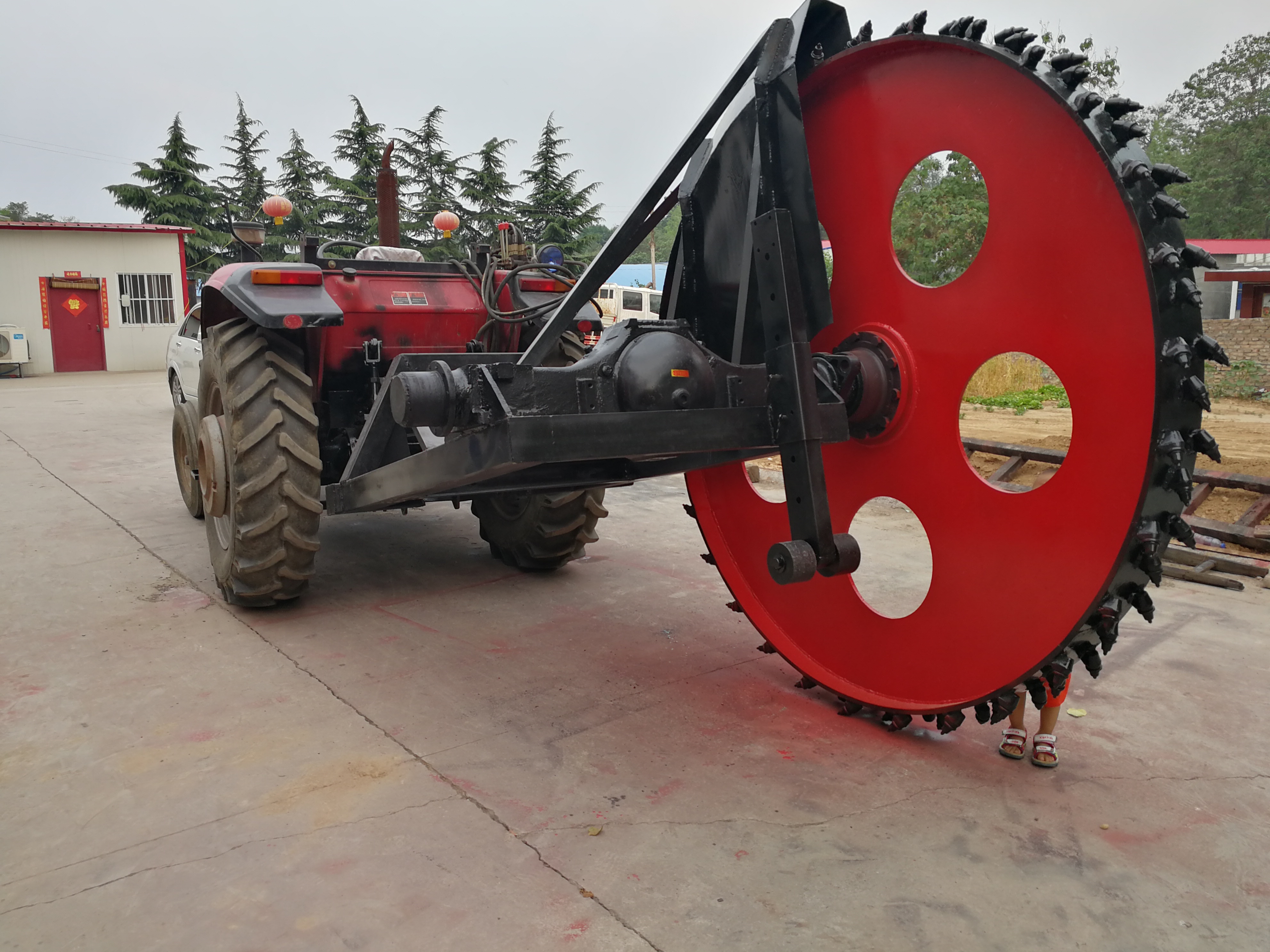 道路路沿石开沟机,水泥地开沟机,沥青路面开沟机 #大型圆盘水泥路面