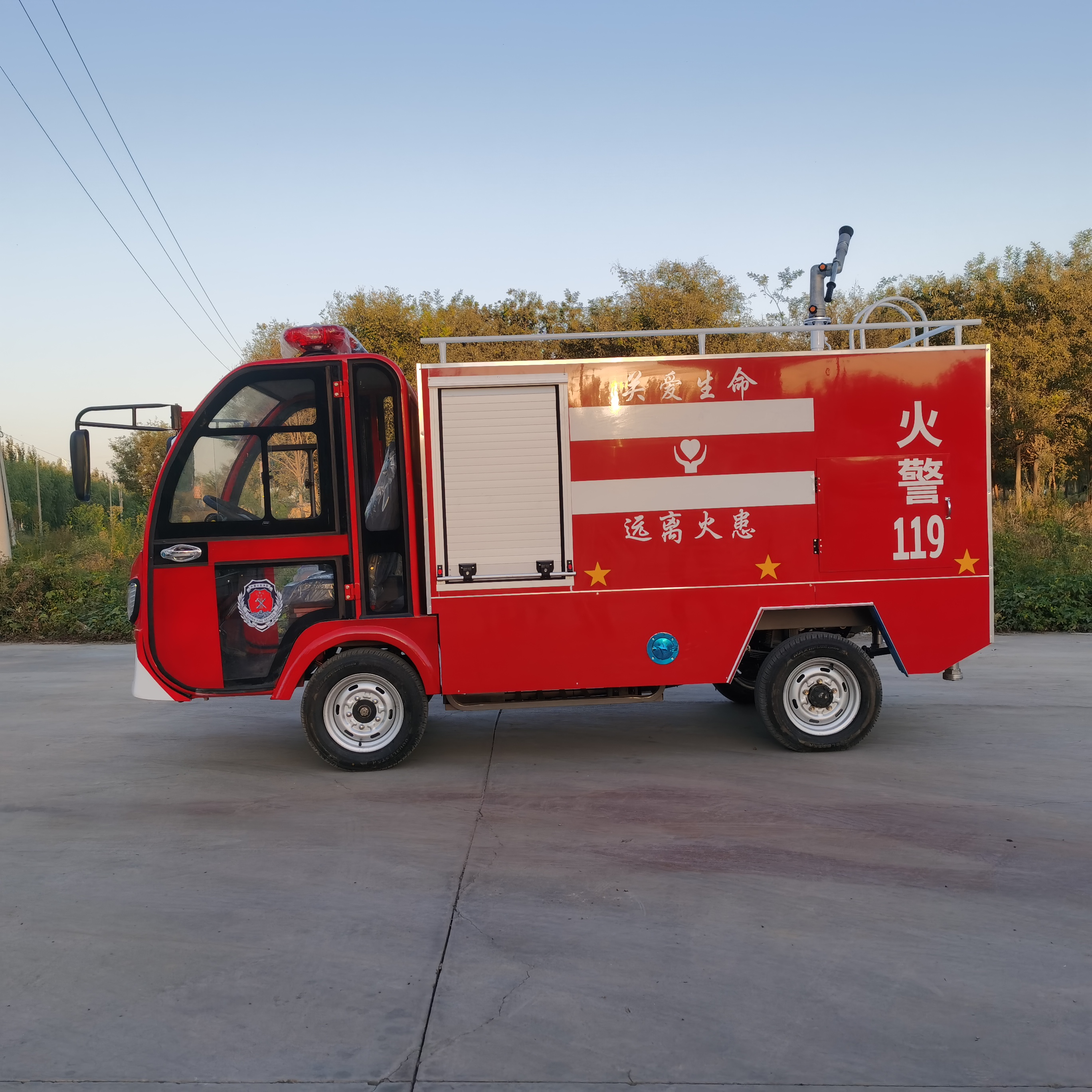 这款小型消防车就像是厂区的贴心小卫士,时刻守护着安全