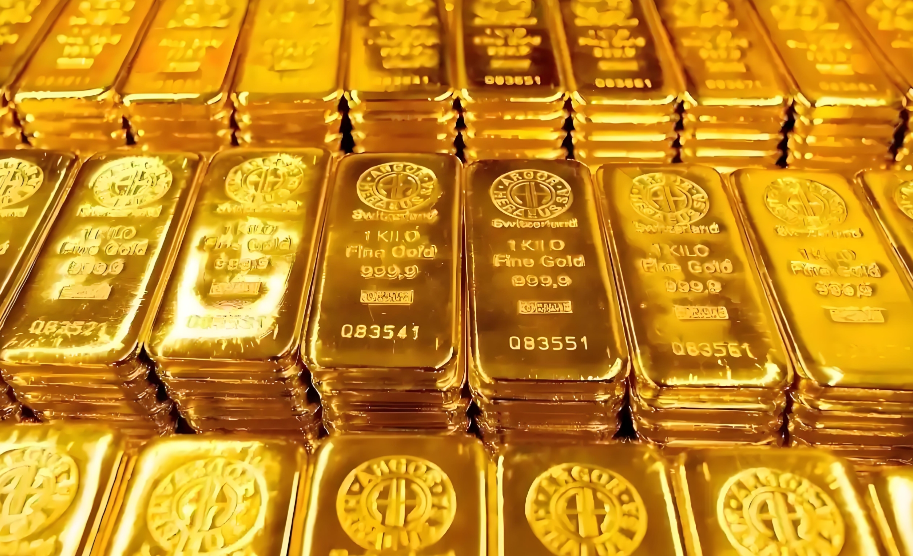 按说这时候黄金作为"避险神器"该涨啊,咋还跌了呢?