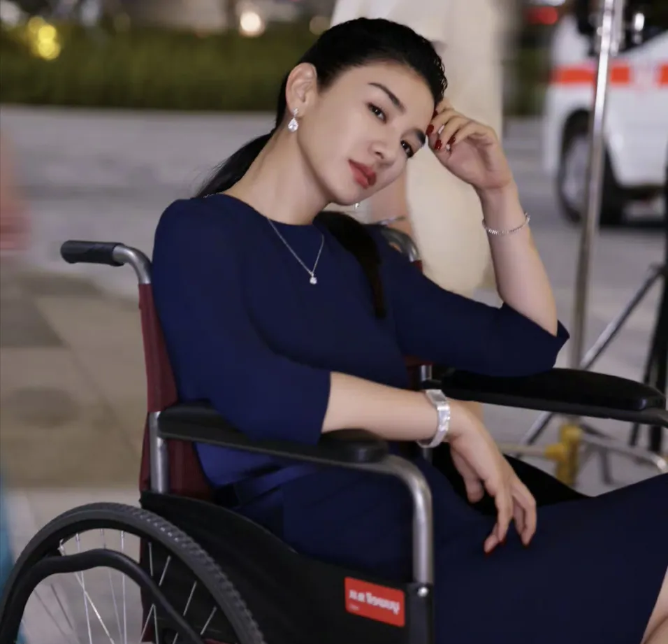 黄奕这是多久没上过桌了,《猎金游戏》票房破两亿就把她高兴坏了