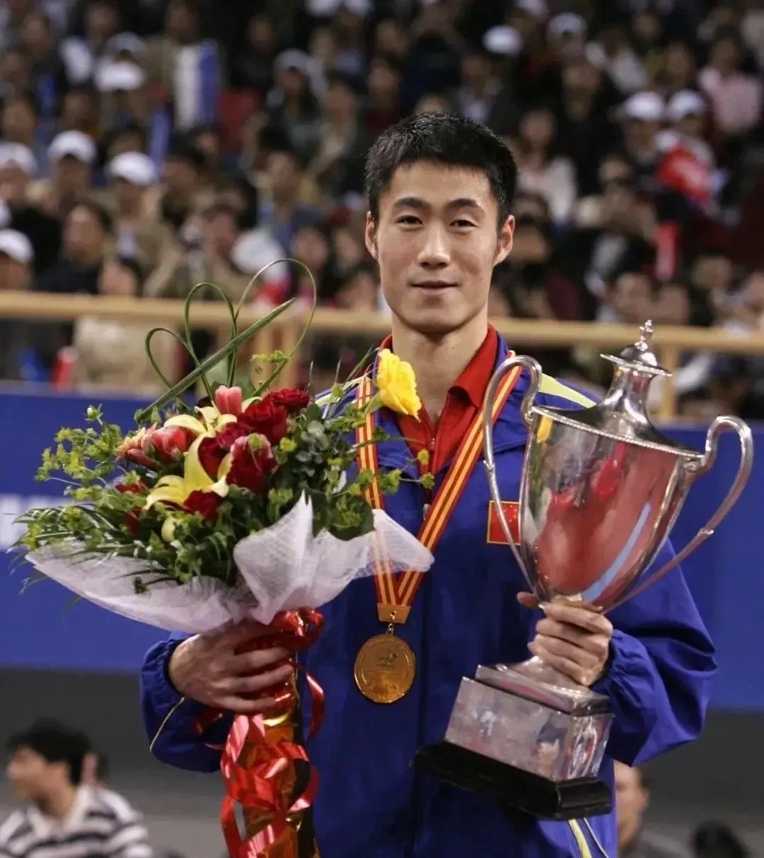 王励勤的家庭关系主要包括以下成员: 一,妻子:刘嘉,又名多娜,是一名