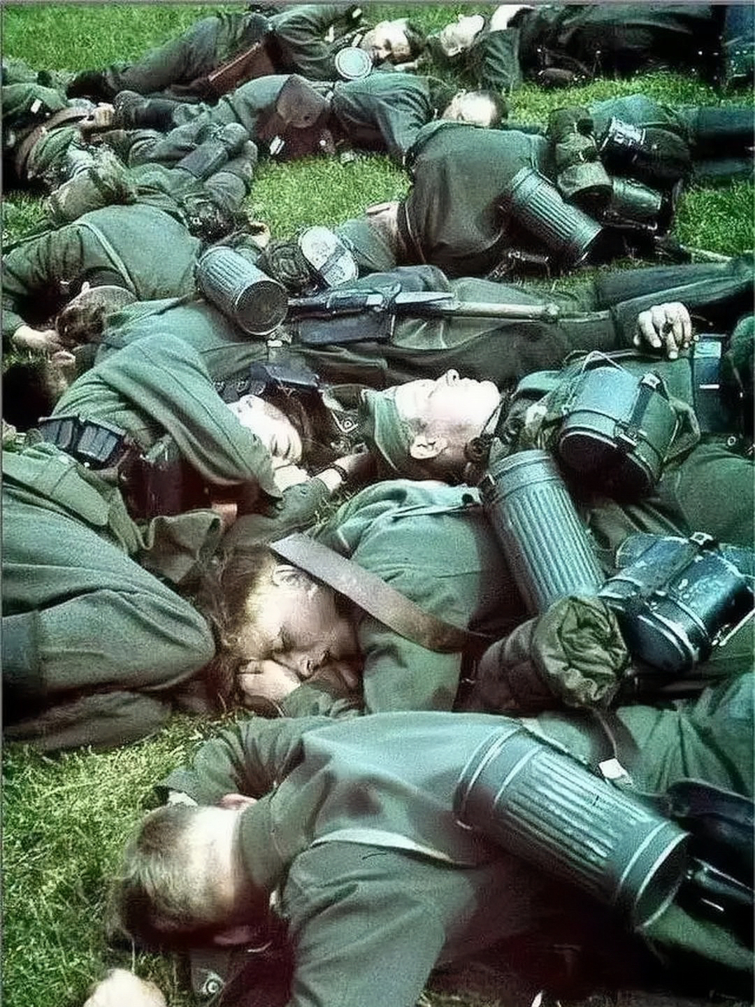 1940年5月二战中倒地休息的德国纳粹士兵