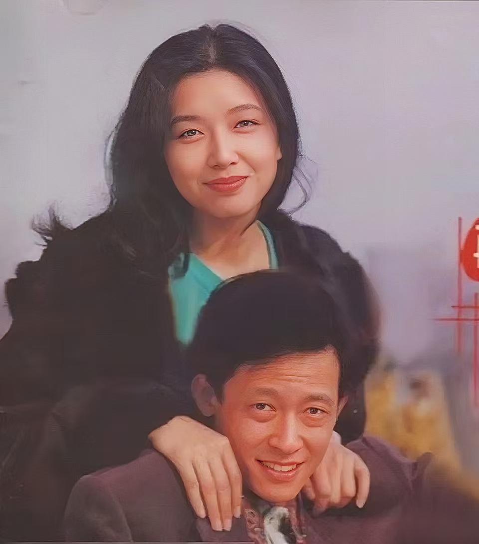 1994年,27岁的江珊与28岁的王志文走在街头,郎才女貌,十分登对.