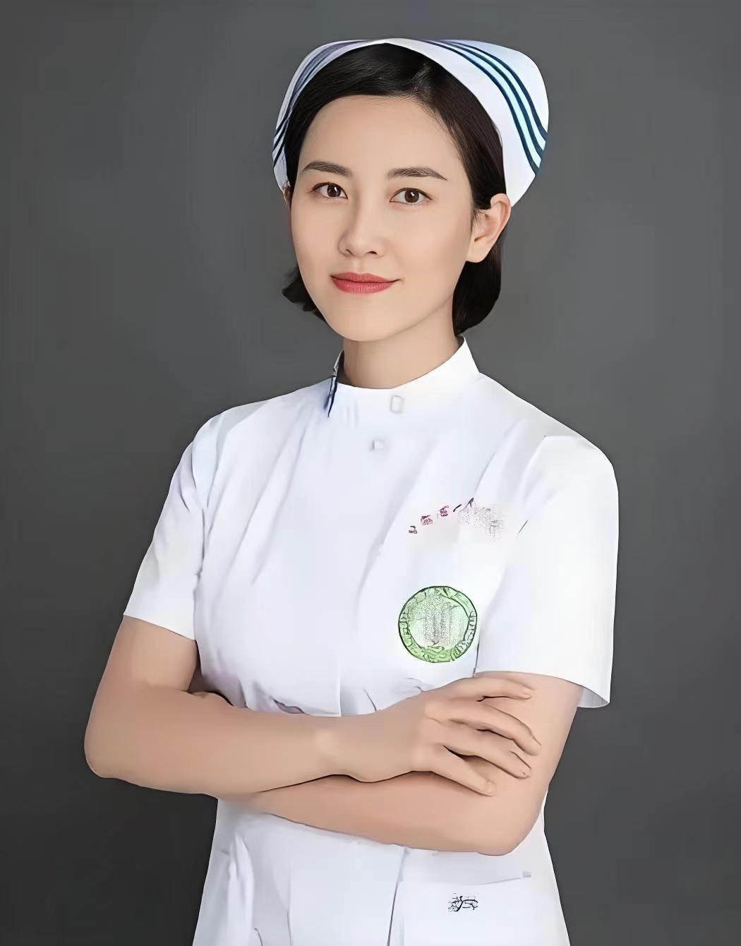 镜头下的她留着利落的短发,笑容温婉,身穿护士服,眼神中透着坚定和