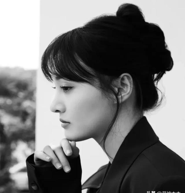 前明星郑爽近来动作不断,通过工作室发声回应诸多爆料传闻,还首次透露