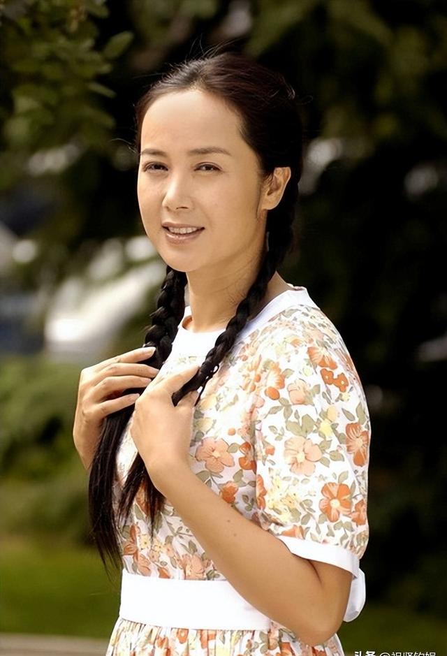 蒋雯丽,这位从安徽蚌埠小山村走出的杰出人物,凭借不懈努力考入北京