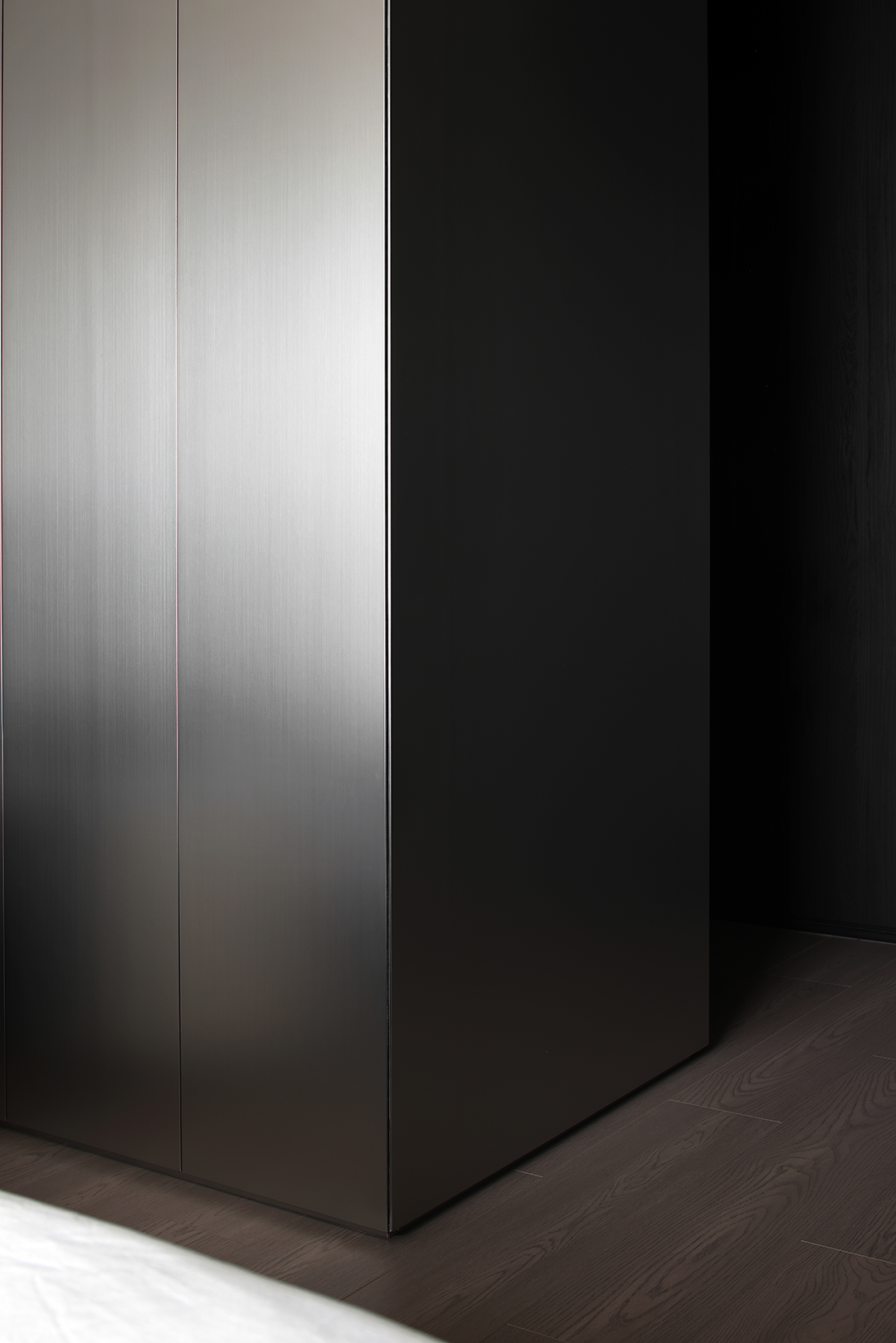 全屋定制轻奢门板金属拉丝木饰面板将现代美学与实用功能融为一体