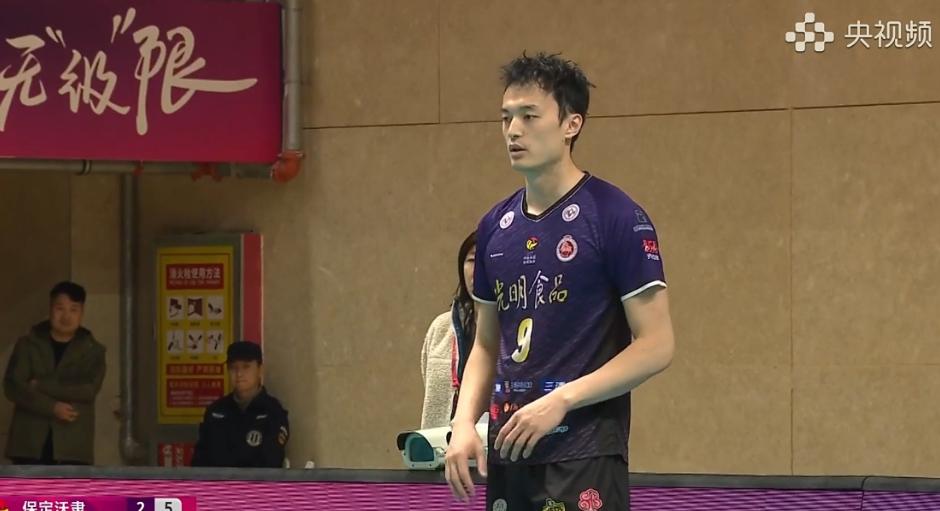 上海男排的郭成作为一名二传,有一身优秀的发球技能,为自己在国家队的