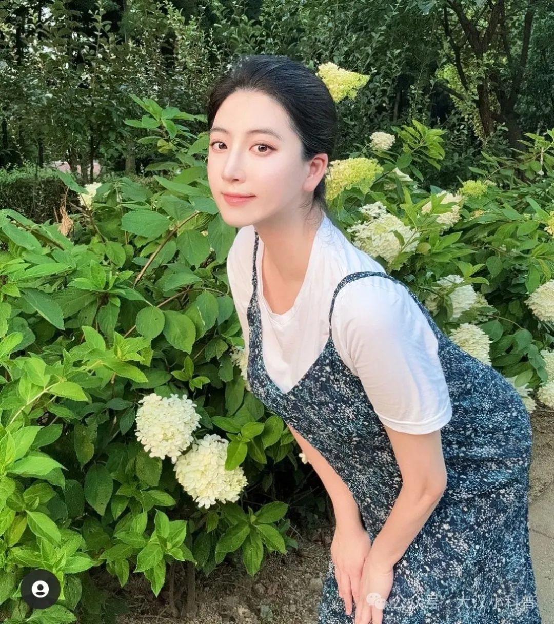 加班归来地铁车厢里人挨人却仿佛隔着一层冷漠的玻璃幕墙各自低头