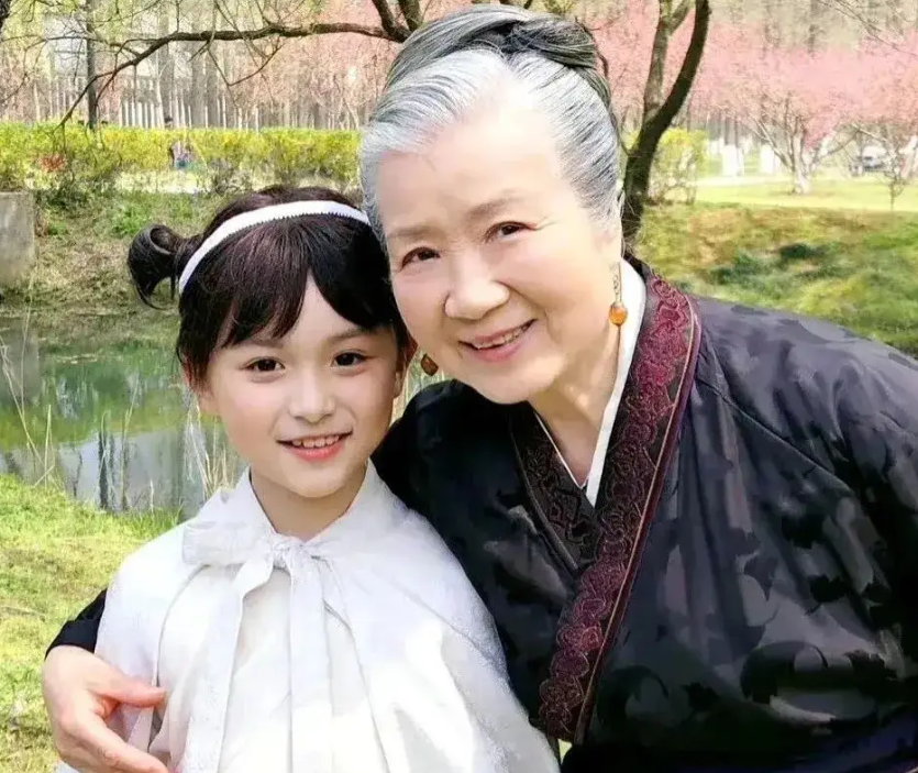 哈哈,大家还记得小时候那个惊艳全网,被誉为"小芈月"的小女孩吗?