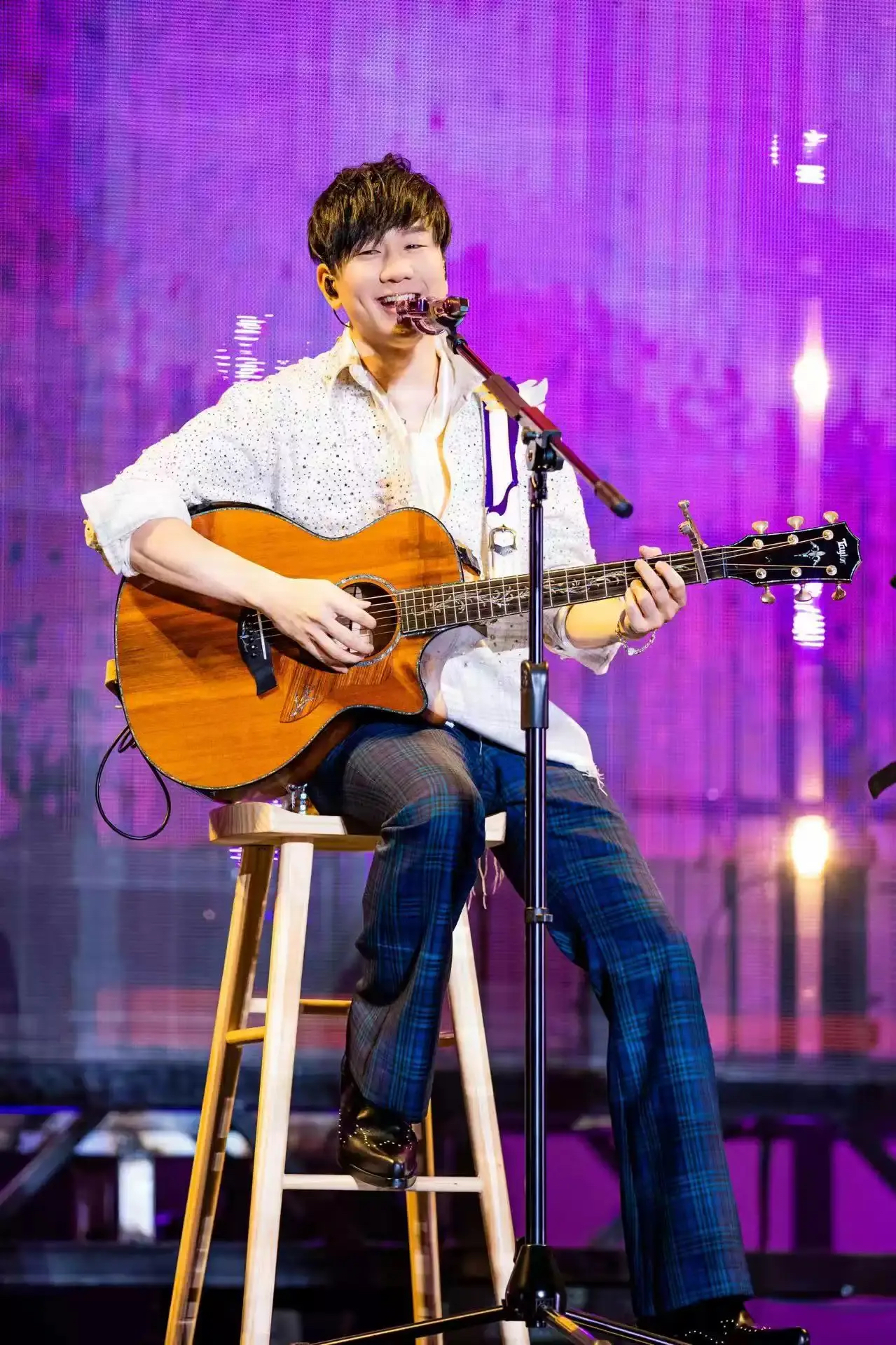 【林俊杰演唱会突发意外情况,伴舞踩空摔下升降台】 据极目新闻报道,5