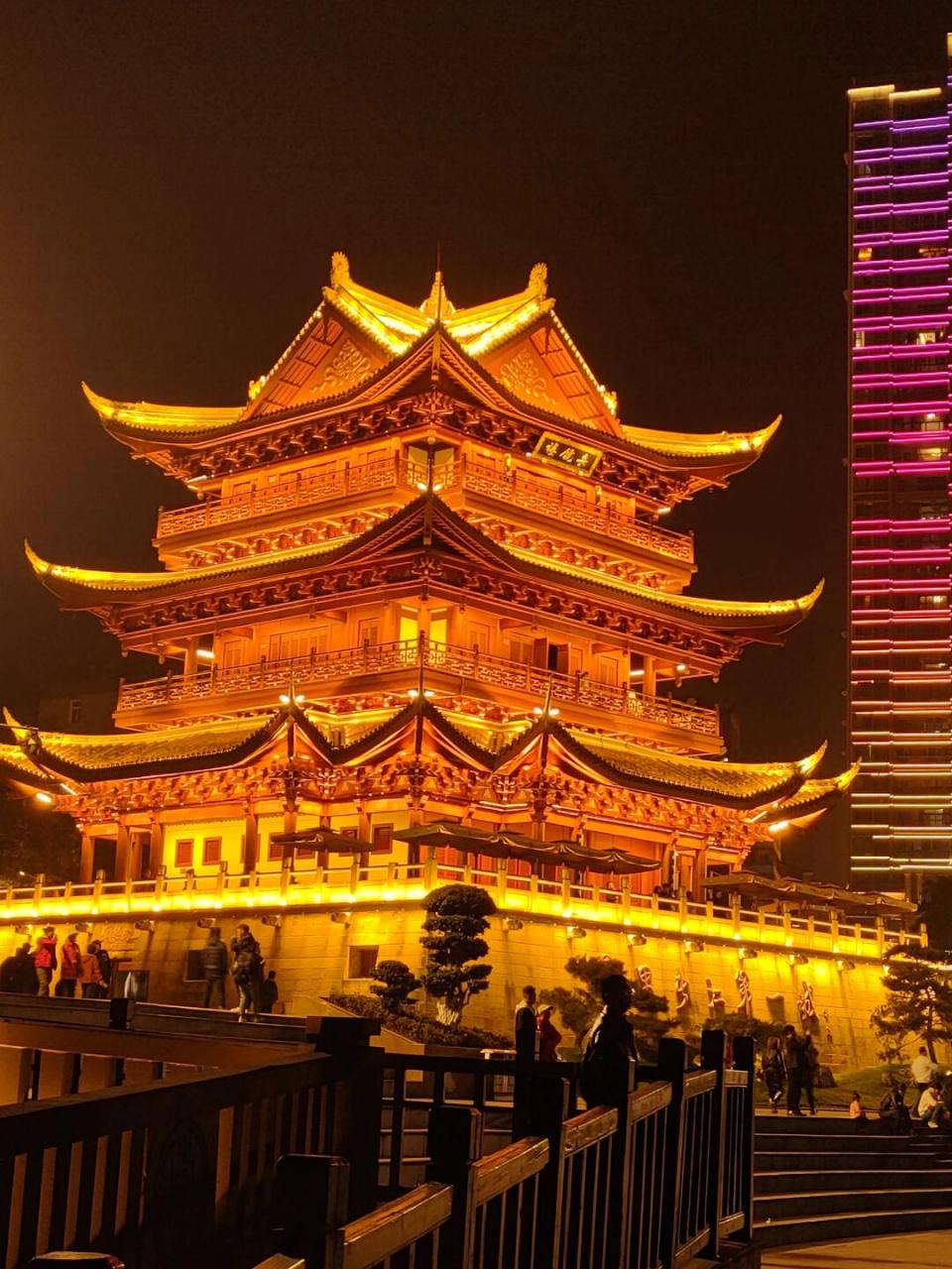 宜宾合江门的夜景,真的绝绝子  97站立于合江门城楼上,纵览整个宜宾