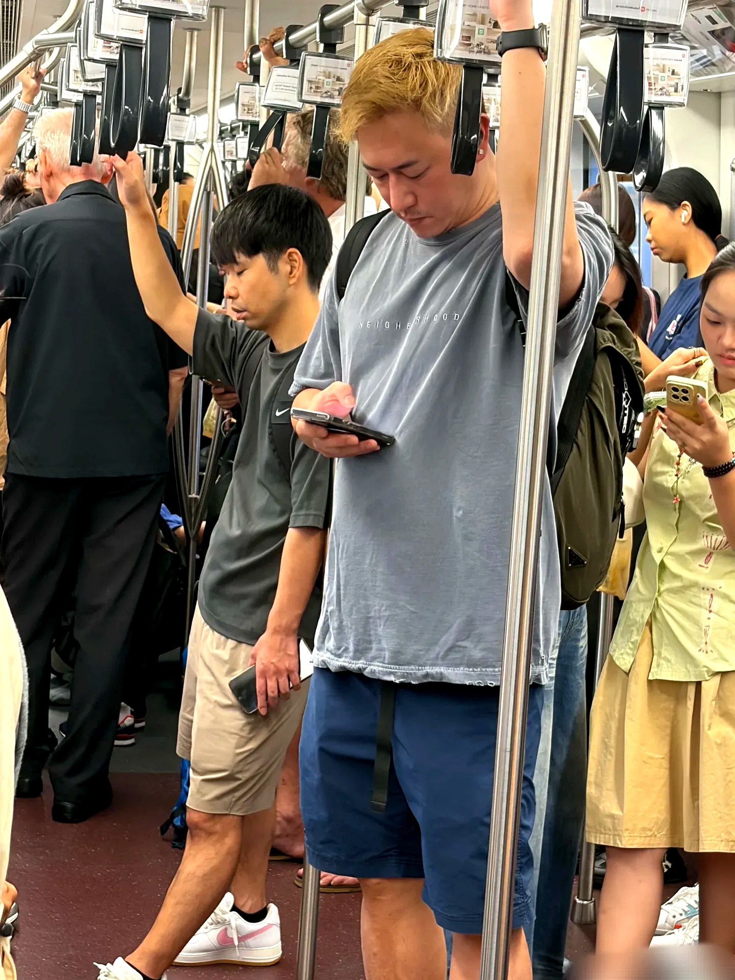 最近有网友在曼谷坐地铁时意外遇到了已经不拍戏的香港演员陈键锋