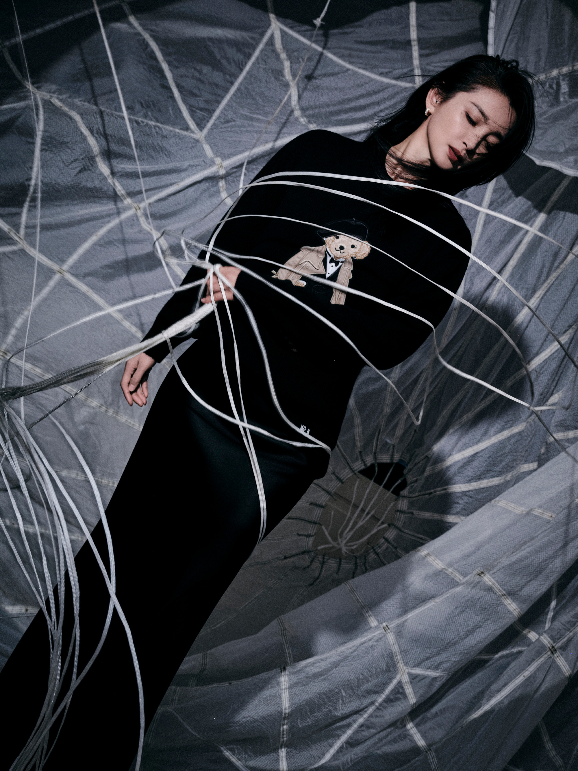 这是李冰冰出席某活动的造型图,图中李冰冰黑毛衣配丝绸长裙