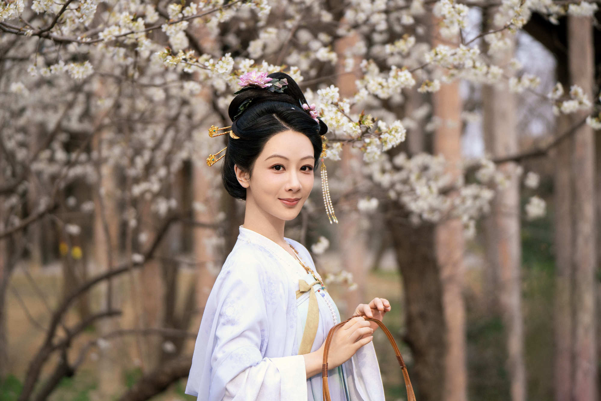 身穿古装漫步桃林气质优雅