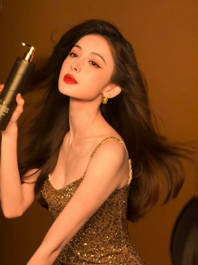 吊带抹胸裙露美背身姿曼妙